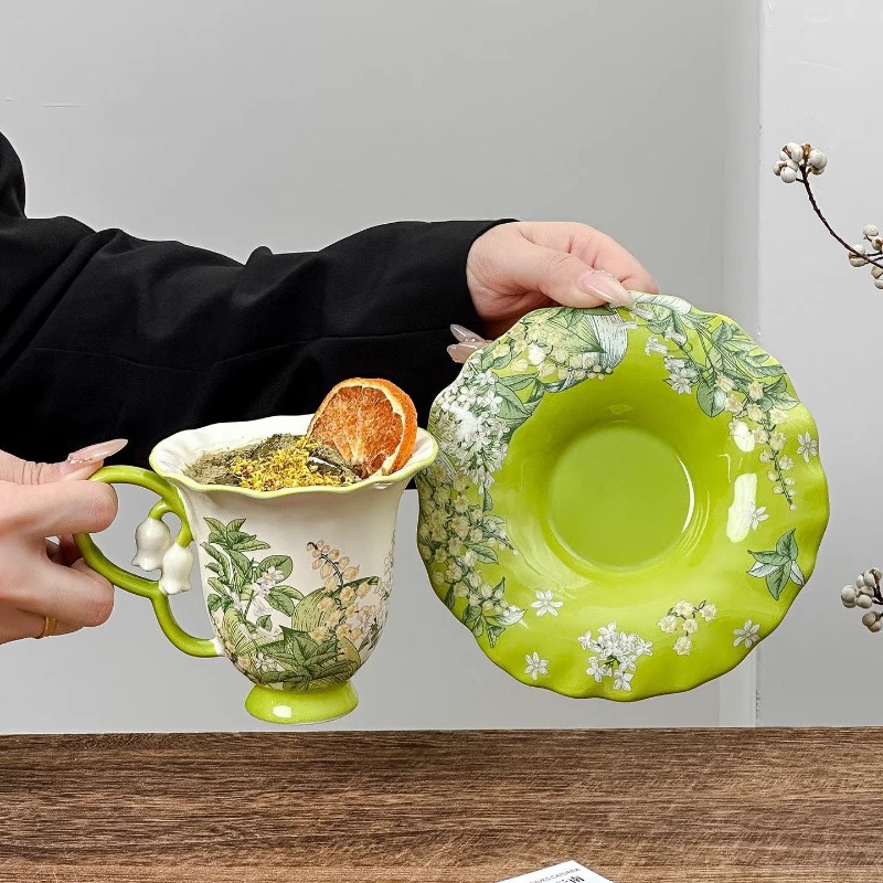 スズランの花が咲くアフタヌーンティーセット - 精巧な高級陶 - Chamomile Tea のレビューと価格